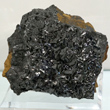 Lustrous Manganite on Matrix